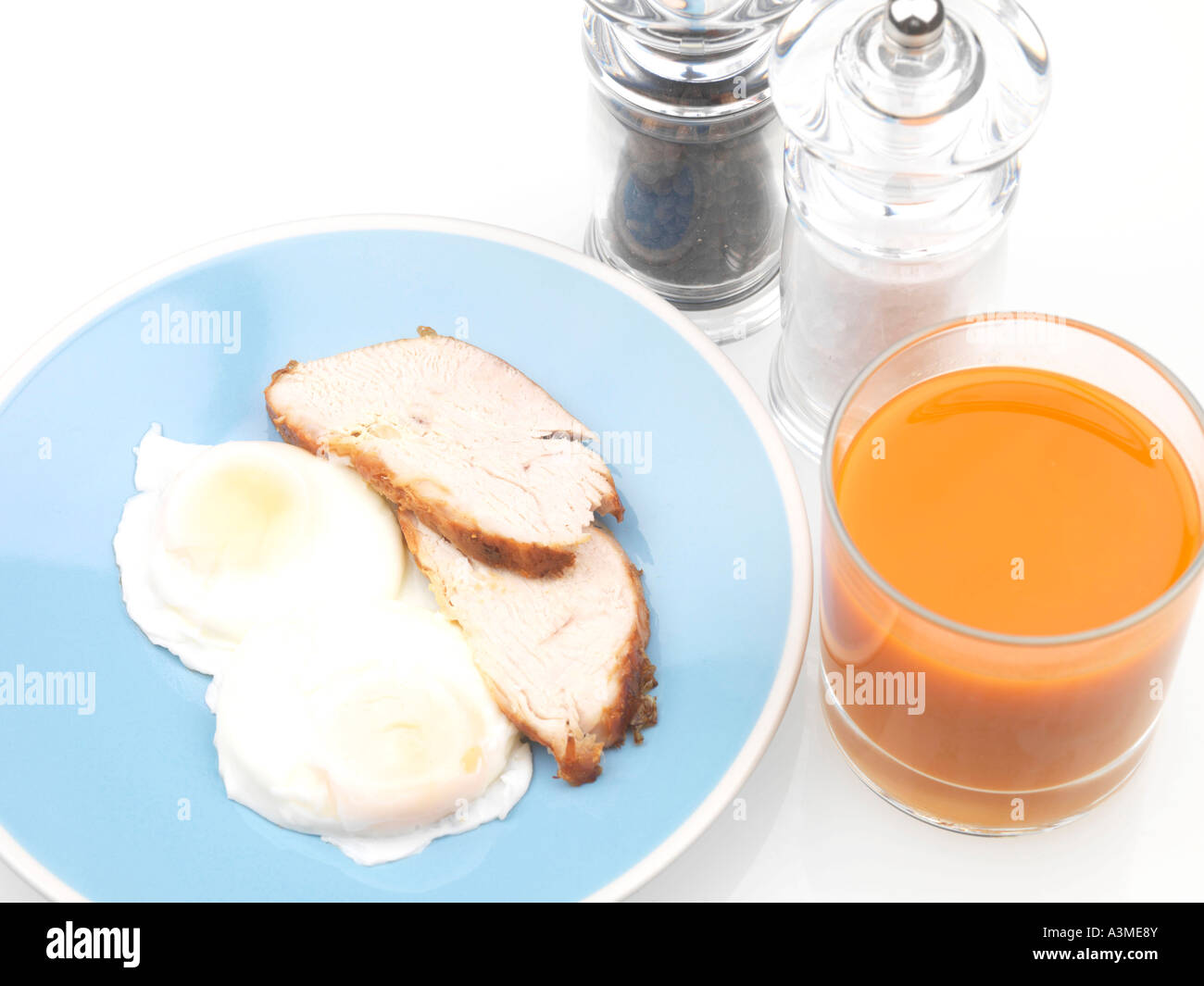 La Turchia con le uova in camicia e succo di carota Foto Stock