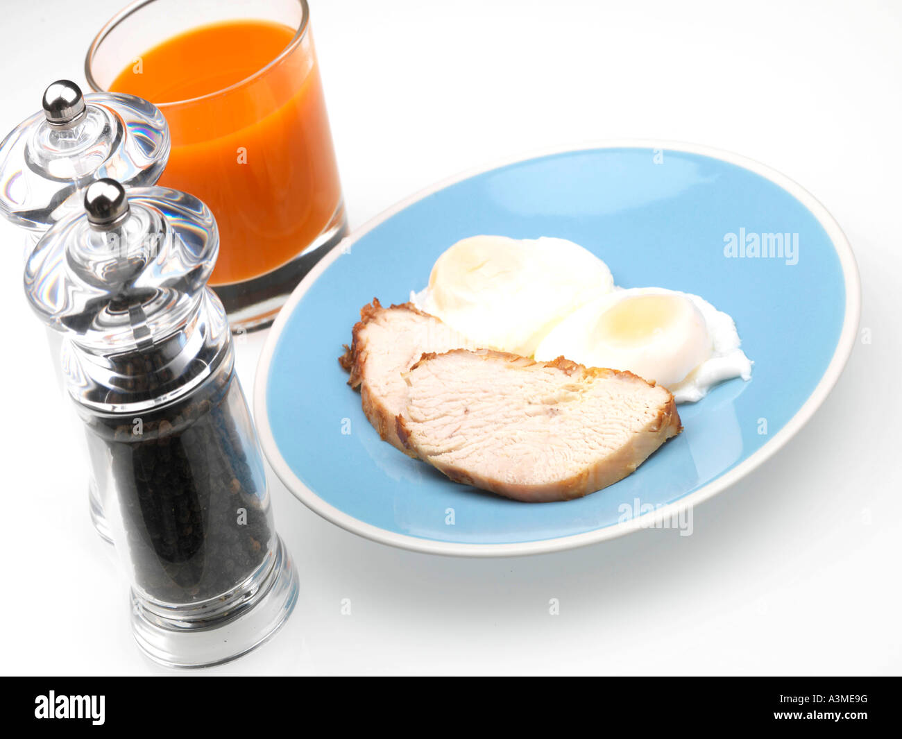 La Turchia con le uova in camicia e succo di carota Foto Stock