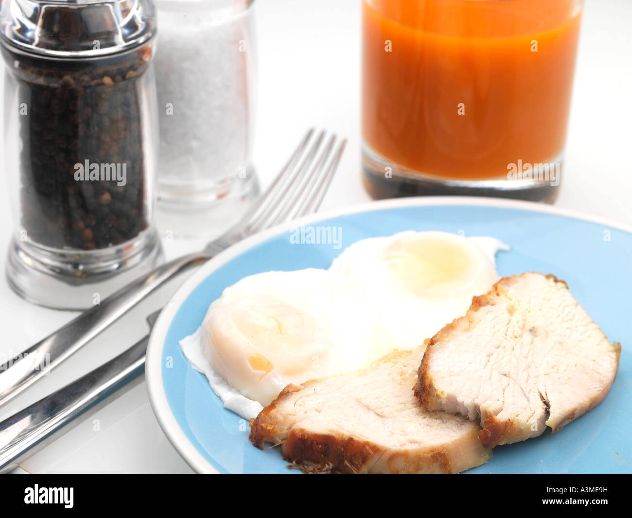 La Turchia con le uova in camicia e succo di carota Foto Stock