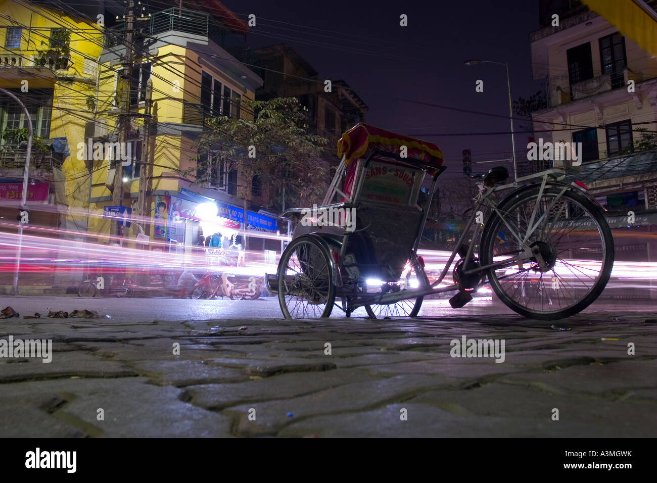 Il traffico pesante in una strada della città vecchia di Hanoi, Vietnam Foto Stock