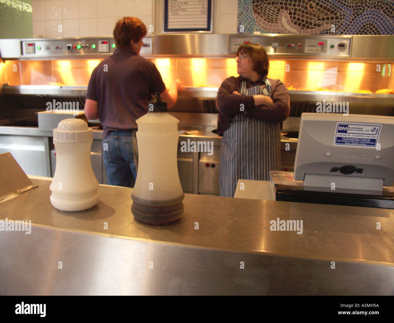 Pesce e chip shop shop interno con friggitrici e contatore Aldeburgh Suffolk in Inghilterra Foto Stock