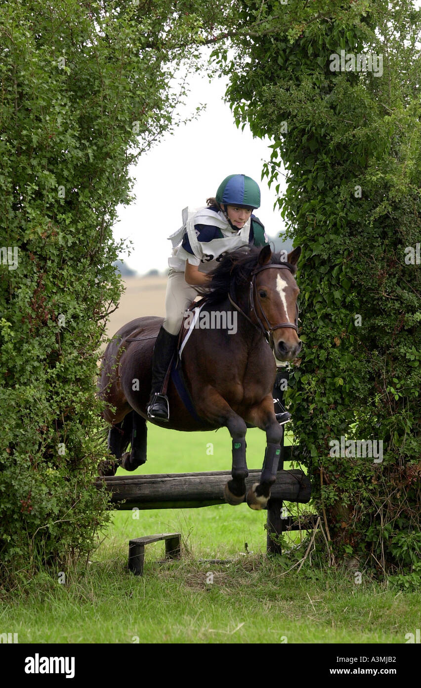 Giovane pilota in competizione in equine cross country evento in Oxfordshire su una nuova foresta pony chiamato Natti Foto Stock