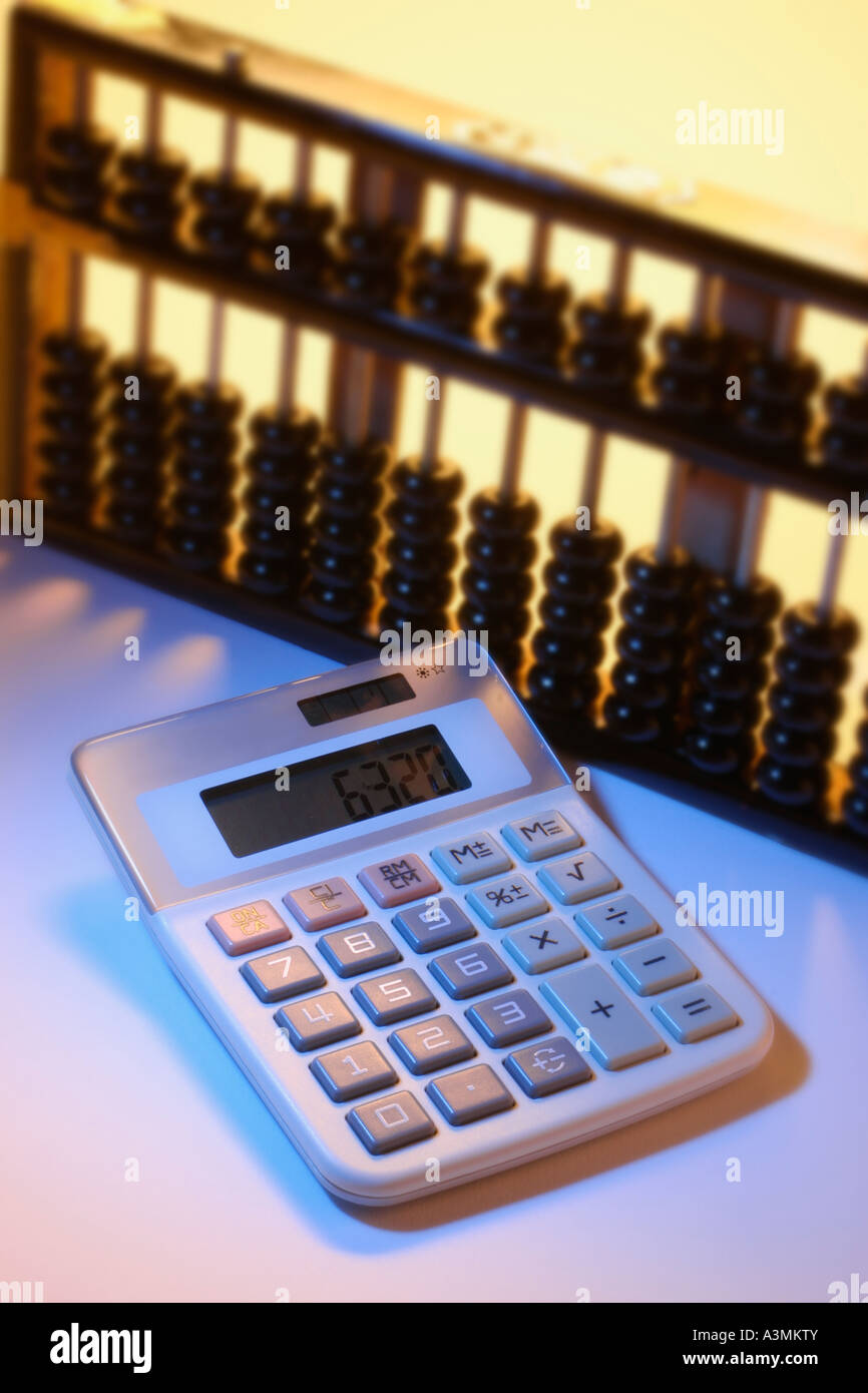 Abacus e calcolatrice Foto Stock