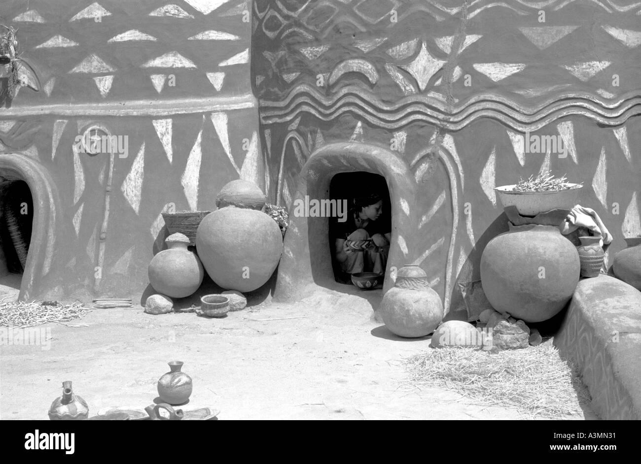 Un turista in visita a un tradizionale villaggio nei pressi di Bolgatanga nel Nord del Ghana Foto Stock