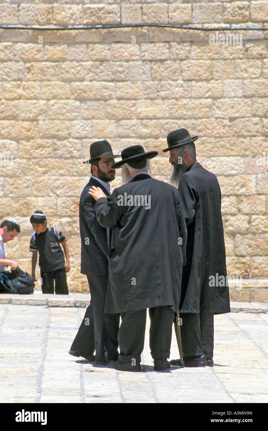 Tre uomini ebraico con la barba lunga in vestiti di nero e nero parlando  dal Muro del Pianto, Gerusalemme, città vecchia, Israele. Ragazzo ebreo  Foto stock - Alamy