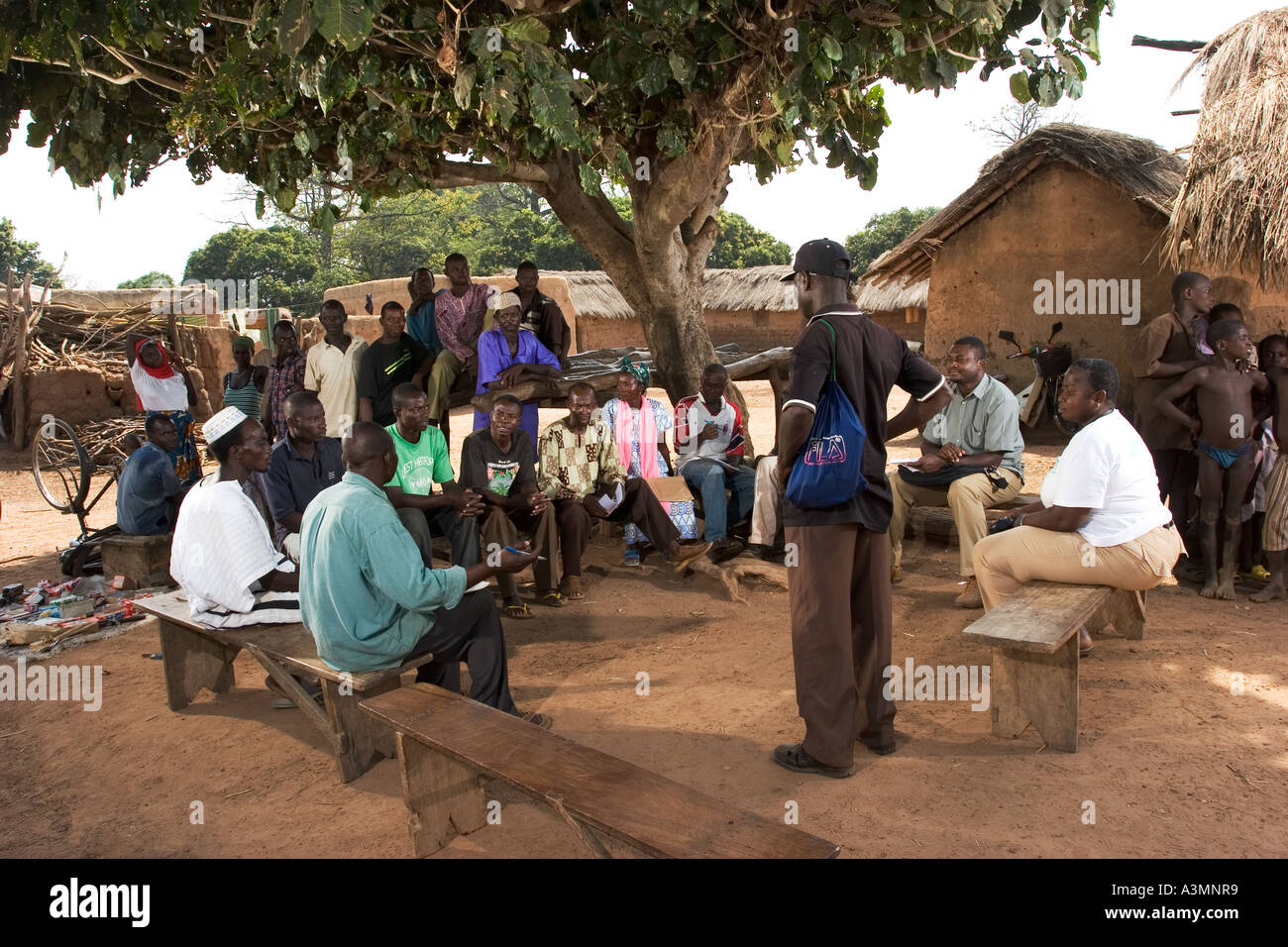 Gli abitanti di un villaggio nel nord del Ghana incontro per discutere di conservazione e le preoccupazioni ambientali nella Comunità di villaggio. Foto Stock