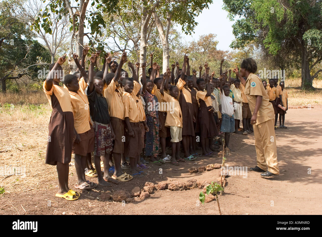 Gruppo misto di alunni assemblato per la natura di classe, Murugu Village, nel nord del Ghana Foto Stock