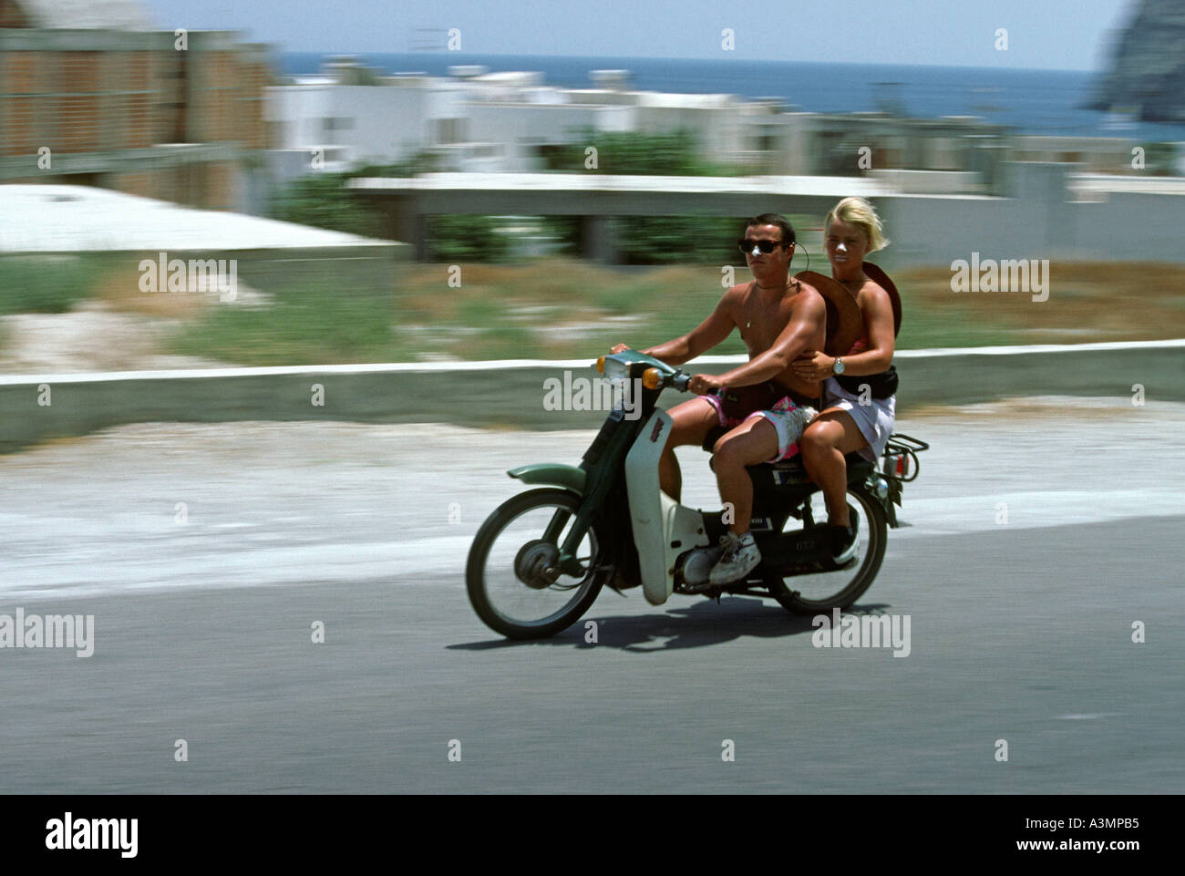 Grecia CICLADI Santorini giovani vacanzieri sul ciclomotore con nessuna protezione di sicurezza Foto Stock