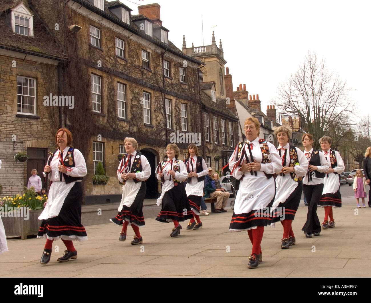 Oxfordshire Woodstock High Street donne Morris ballerini fuori Bear Hotel Foto Stock