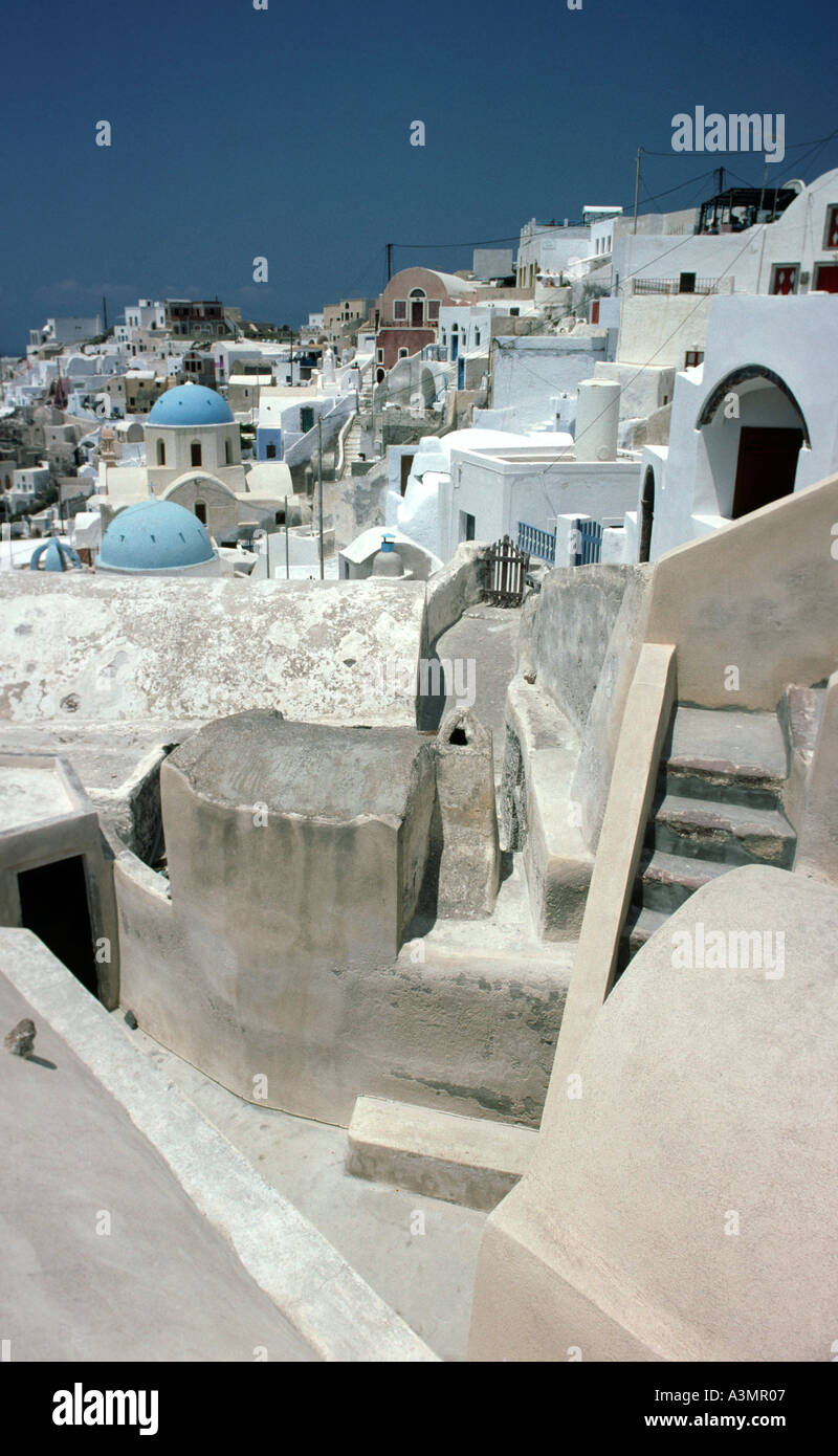 Grecia CICLADI Santorini Fira tradizionale dipinto di bianco edifici Foto Stock