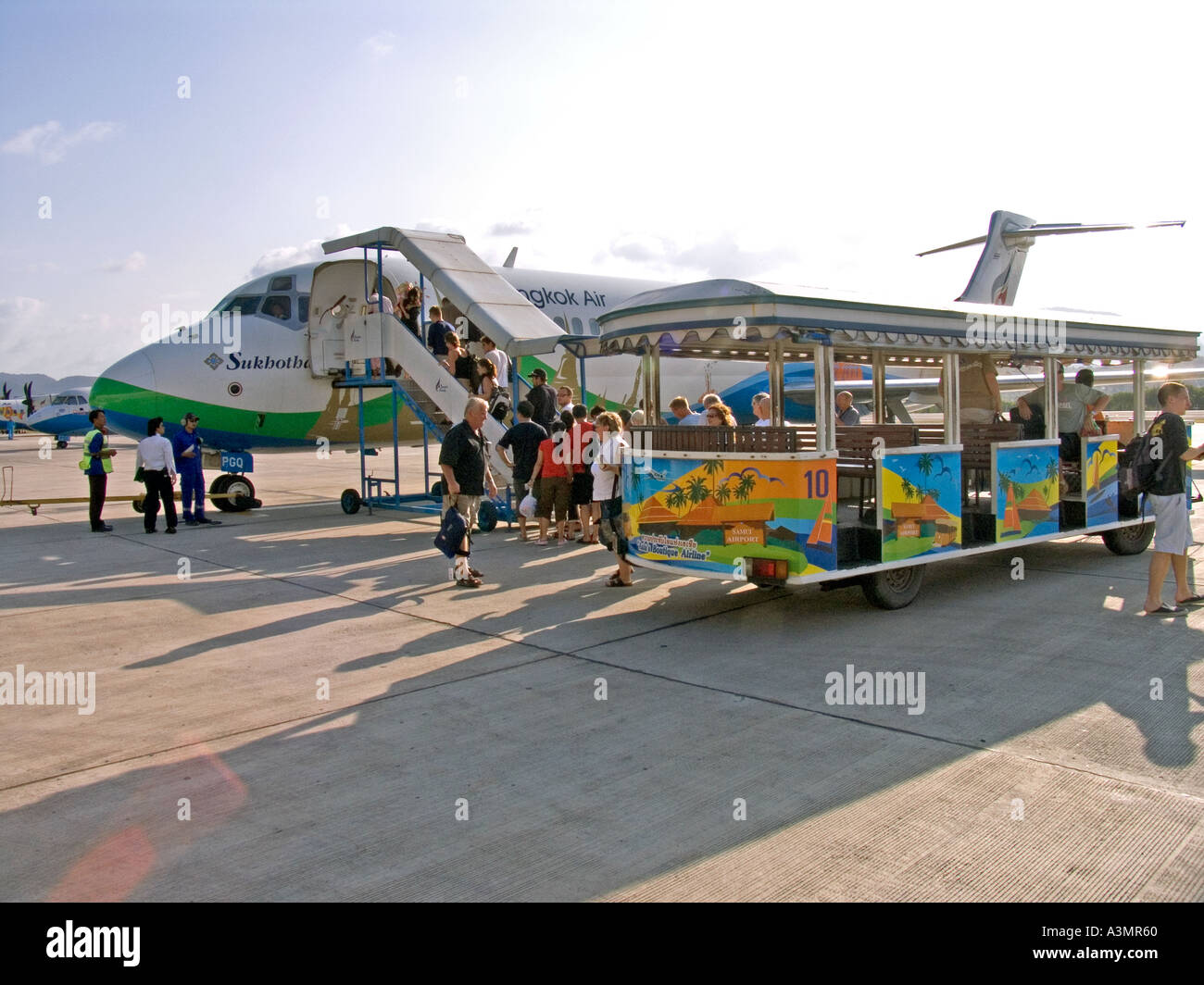 Thailandia Ko Samui viaggiare in aereo Aeroporto di imbarco di passeggeri aria Bangkok Siem Reap aria aeromobile dal coloratissimo bus airside Foto Stock