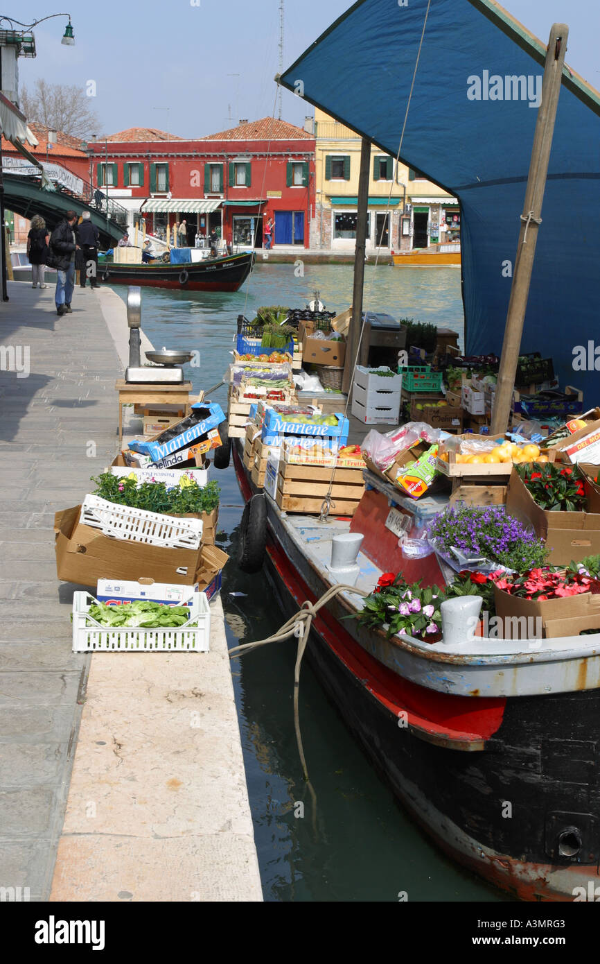Isola di Murano frutta e verdure fresche in vendita dal canal consegna chiatta barca sul canal Murano isola laguna di Venezia Italia Foto Stock