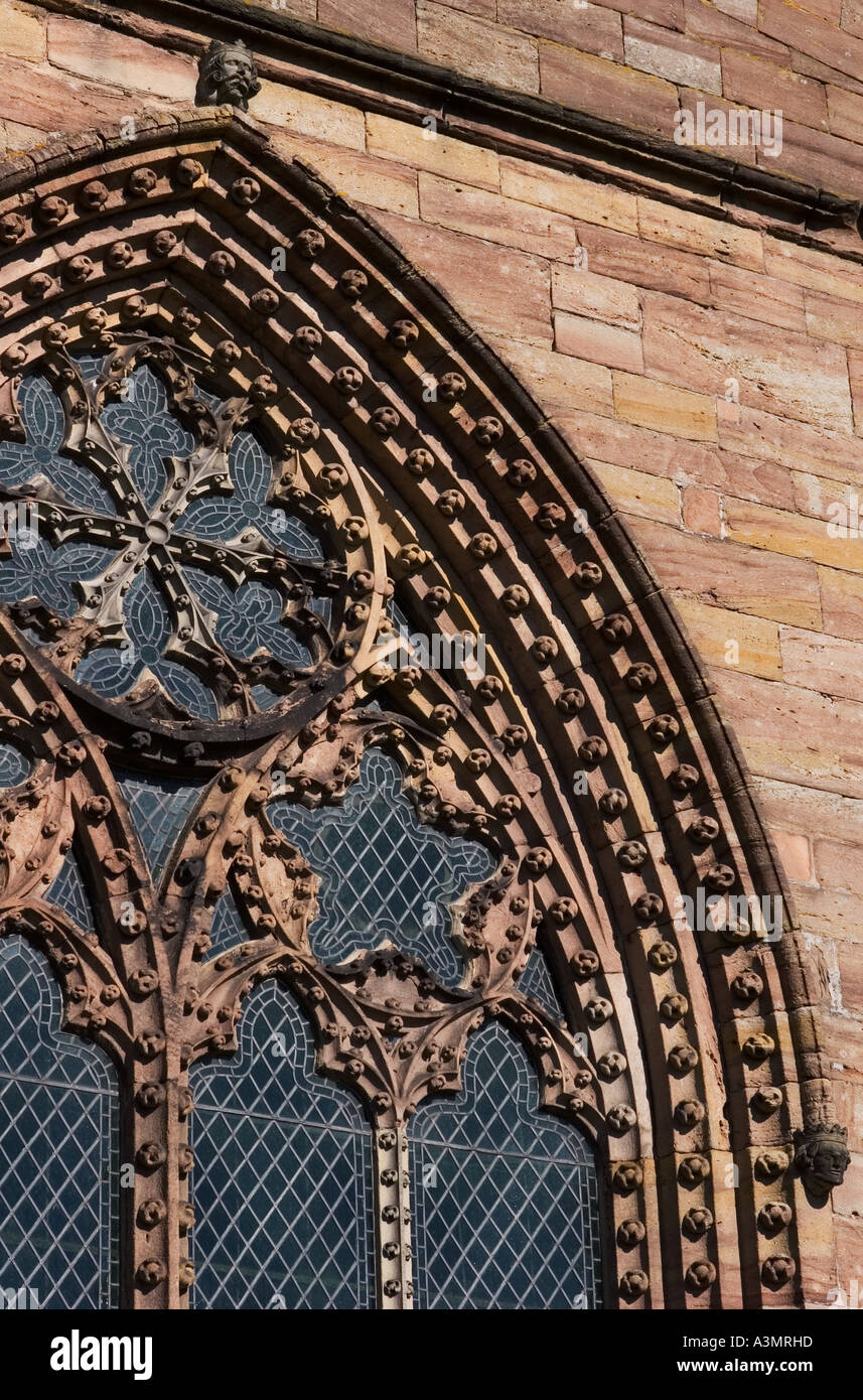 Il priorato di chiesa di San Pietro e di San Paolo, Leominster, Inghilterra. Dettaglio del sud-ovest della finestra sul fronte ovest che mostra i fiori a sfera Foto Stock