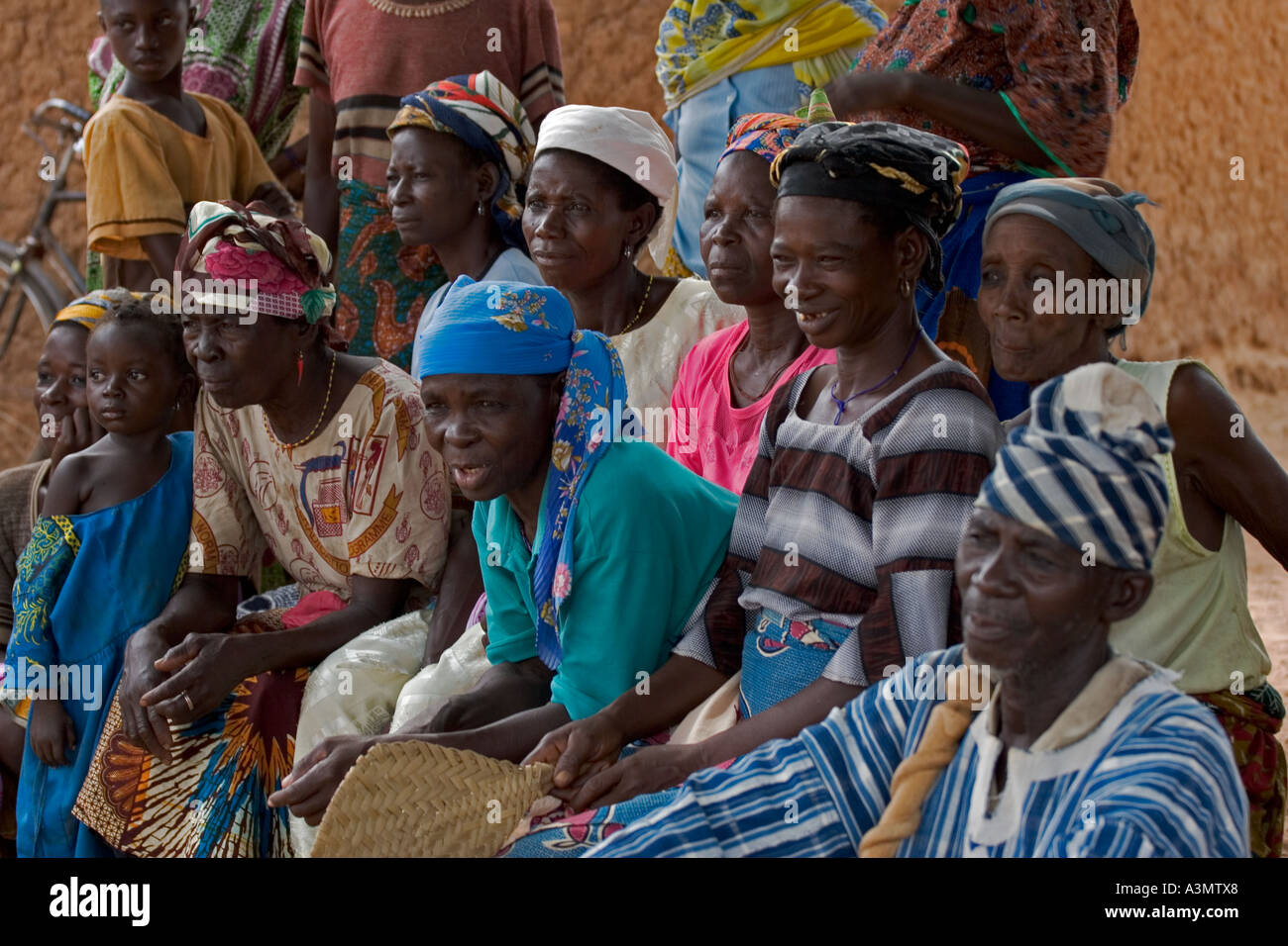 Gruppo di abitanti plus in capo Mognori comunità del villaggio, del nord del Ghana, Africa occidentale Foto Stock