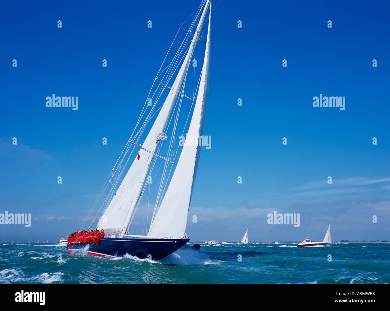 Lo yacht J Class si sforza di navigare a vela a vento nel Solent, vicino a Cowes, Isola di Wight, Gran Bretagna. Foto Stock