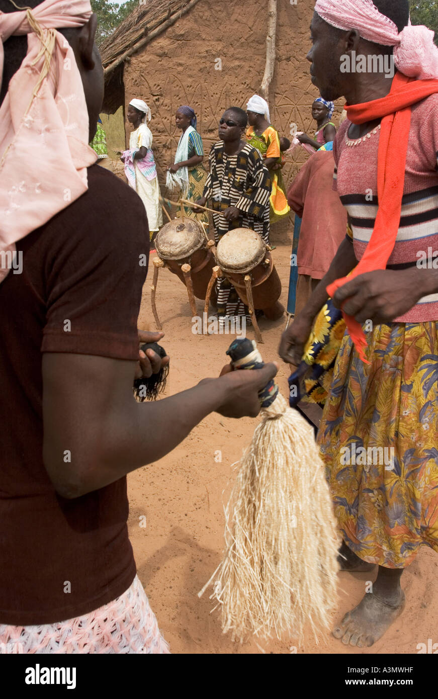 Feste tradizionali e danze spirituale essendo eseguita da abitanti di un villaggio, Mognori comunità del villaggio, del nord del Ghana. Foto Stock