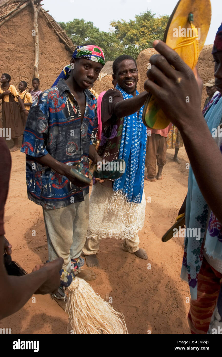 Feste tradizionali e danze spirituale essendo eseguita da abitanti di un villaggio, Mognori comunità del villaggio, del nord del Ghana. Foto Stock