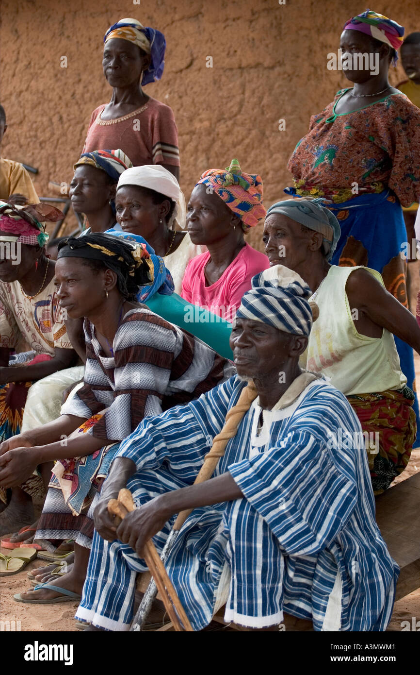 Capo villaggio più donne nel villaggio Mognori comunità del nord del Ghana, Africa occidentale Foto Stock