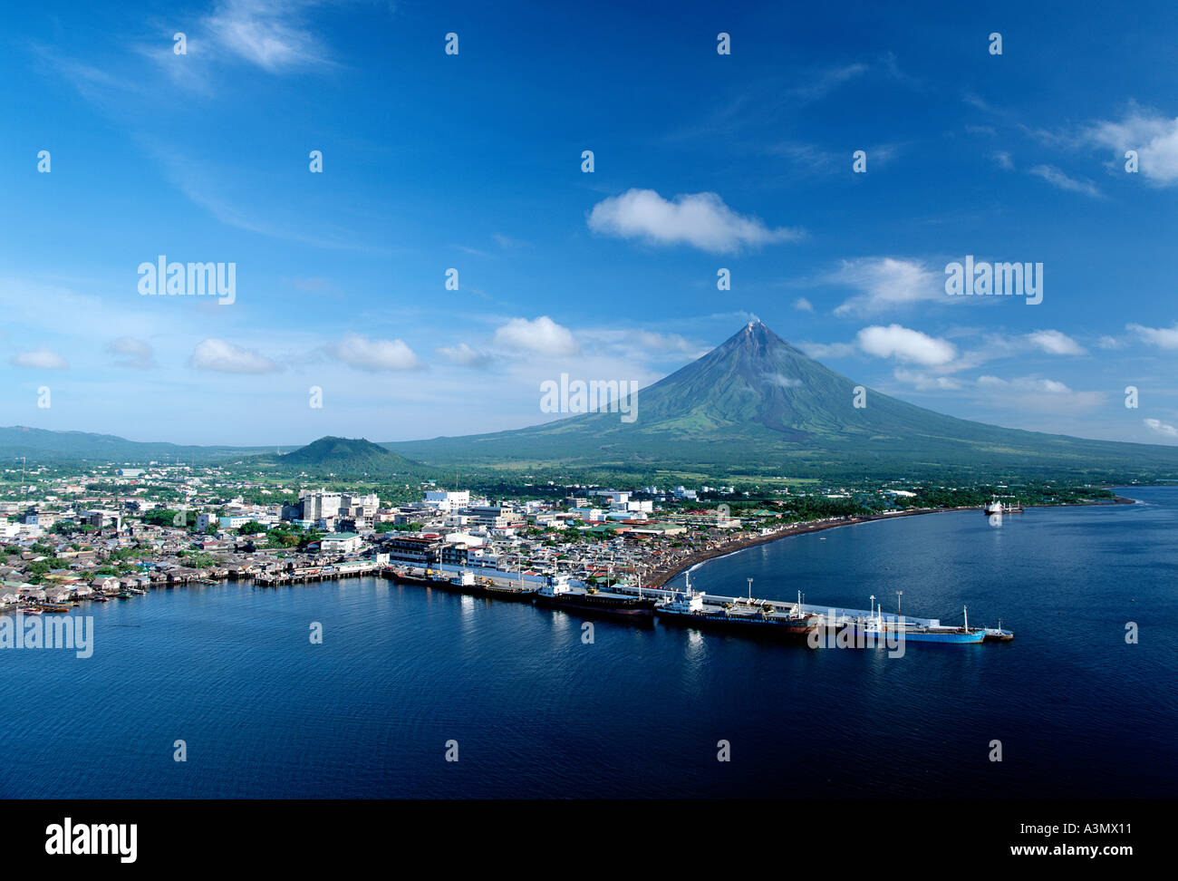 La città di Legazpi con il monte Mayon nelle Filippine il vulcano più attivo che sovrasta Luzon nelle Filippine Foto Stock