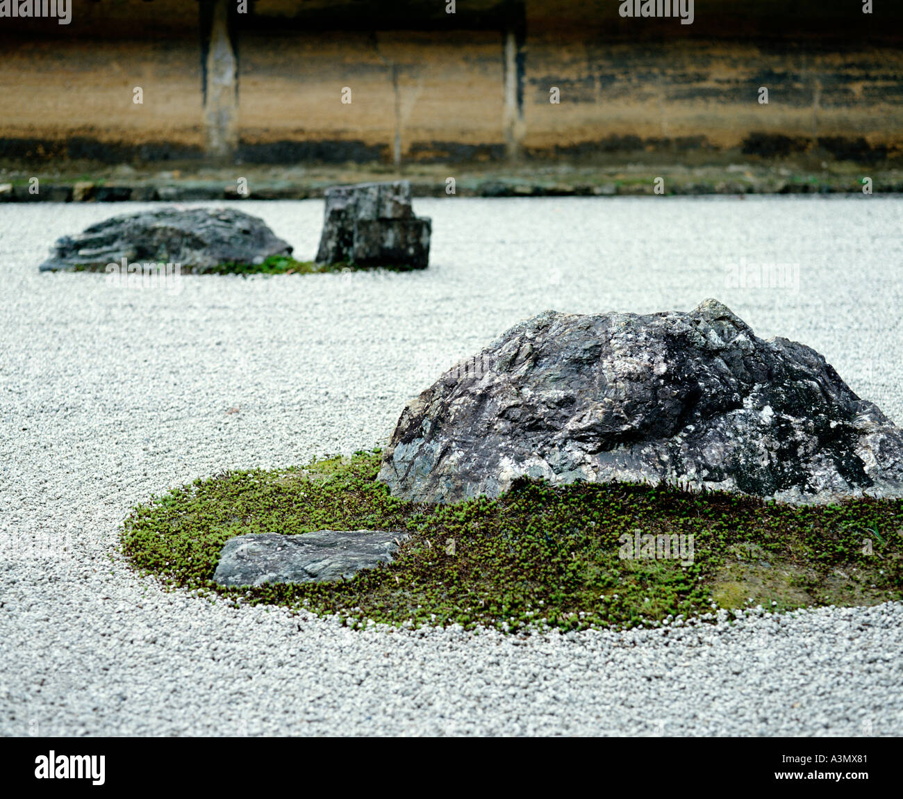 Il muschio di rocce e di ghiaia rastrellata nel XVI secolo il giardino Zen di Tempio di Ryoanji a Kyoto in Giappone Foto Stock