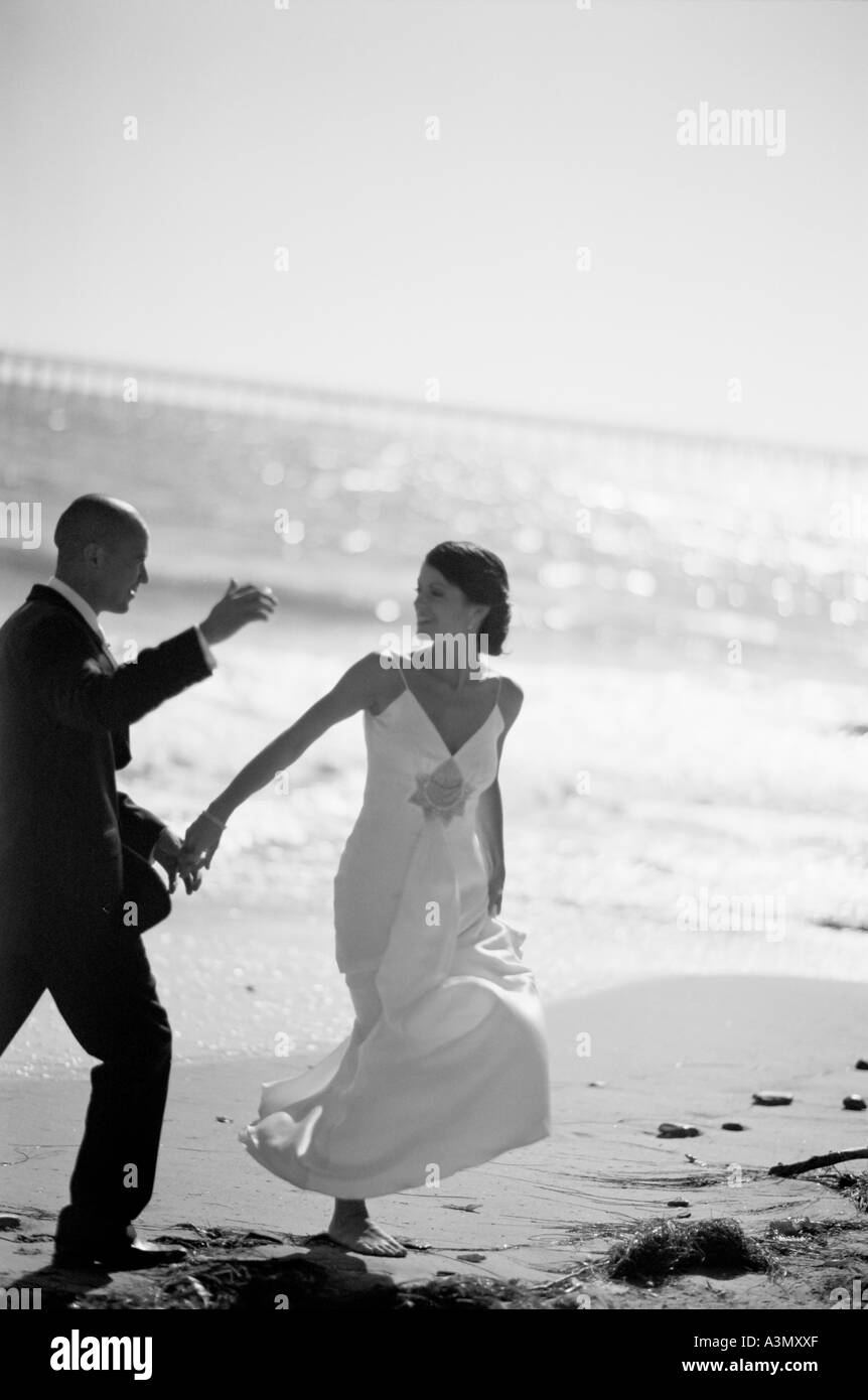 Giovane a giocare a beach sul giorno di nozze Foto Stock