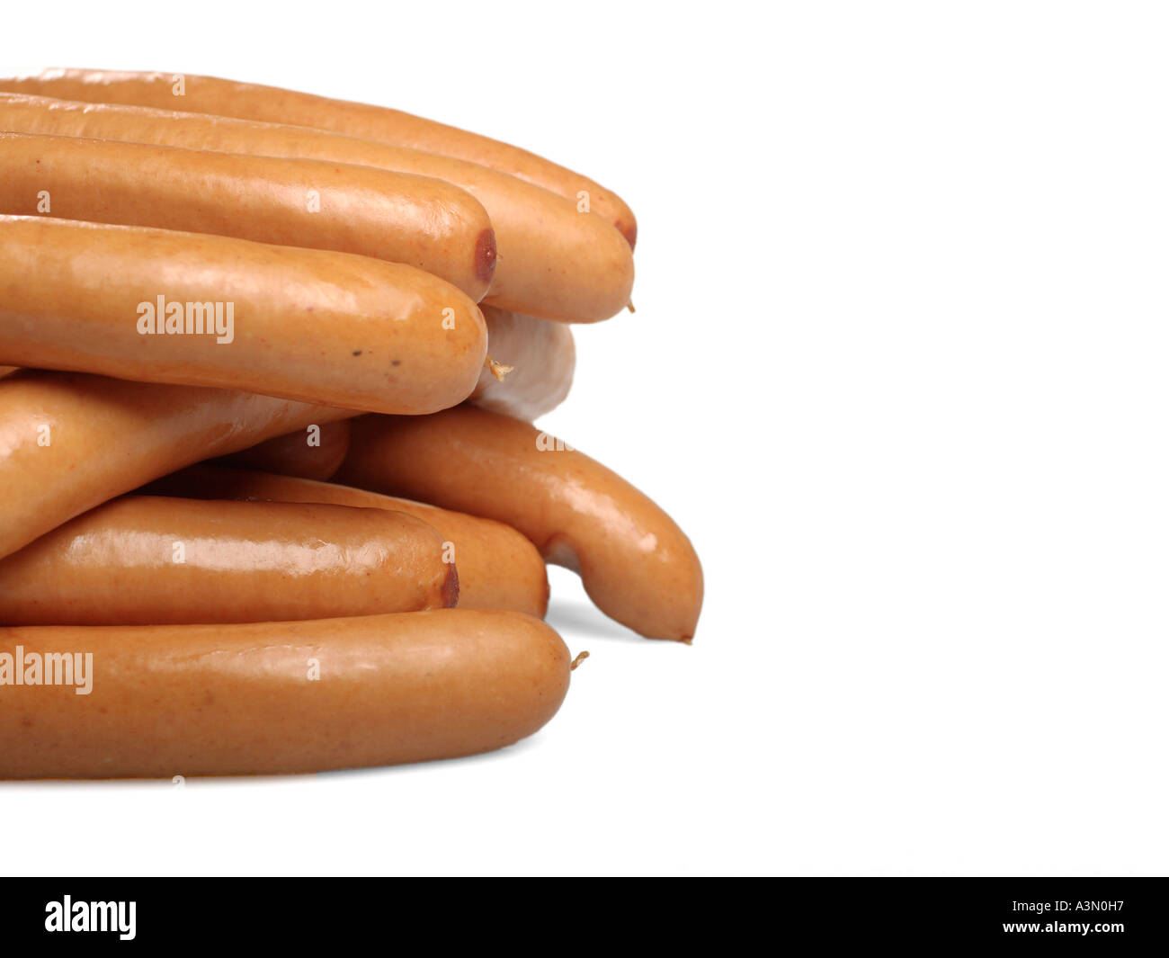 Salsicce su sfondo bianco con copia spazio sulla destra Foto Stock