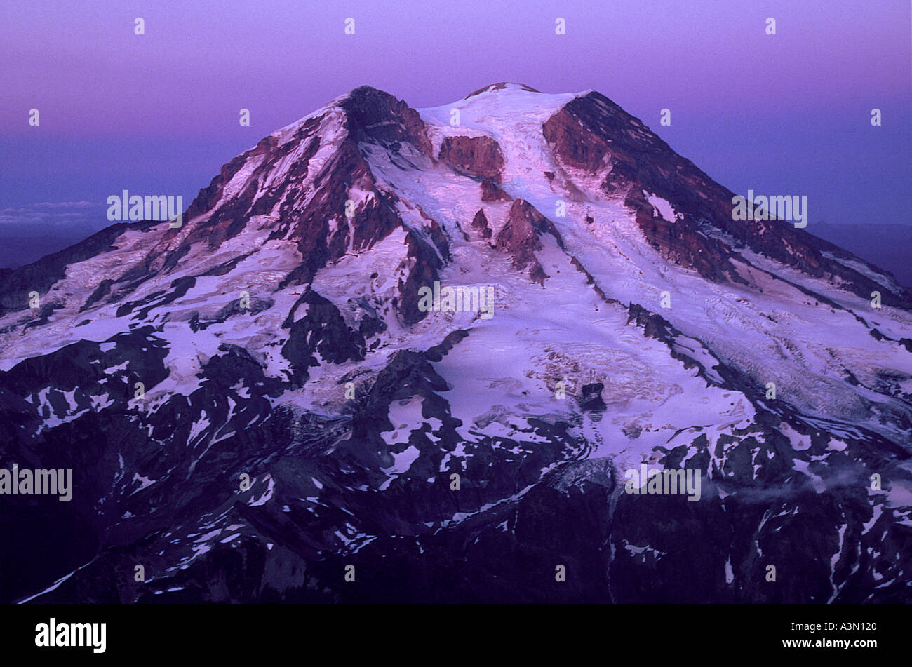 Vista aerea del tramonto sul Monte Rainier e il Tahoma Glacier Il Parco Nazionale del Monte Rainier Washington Foto Stock