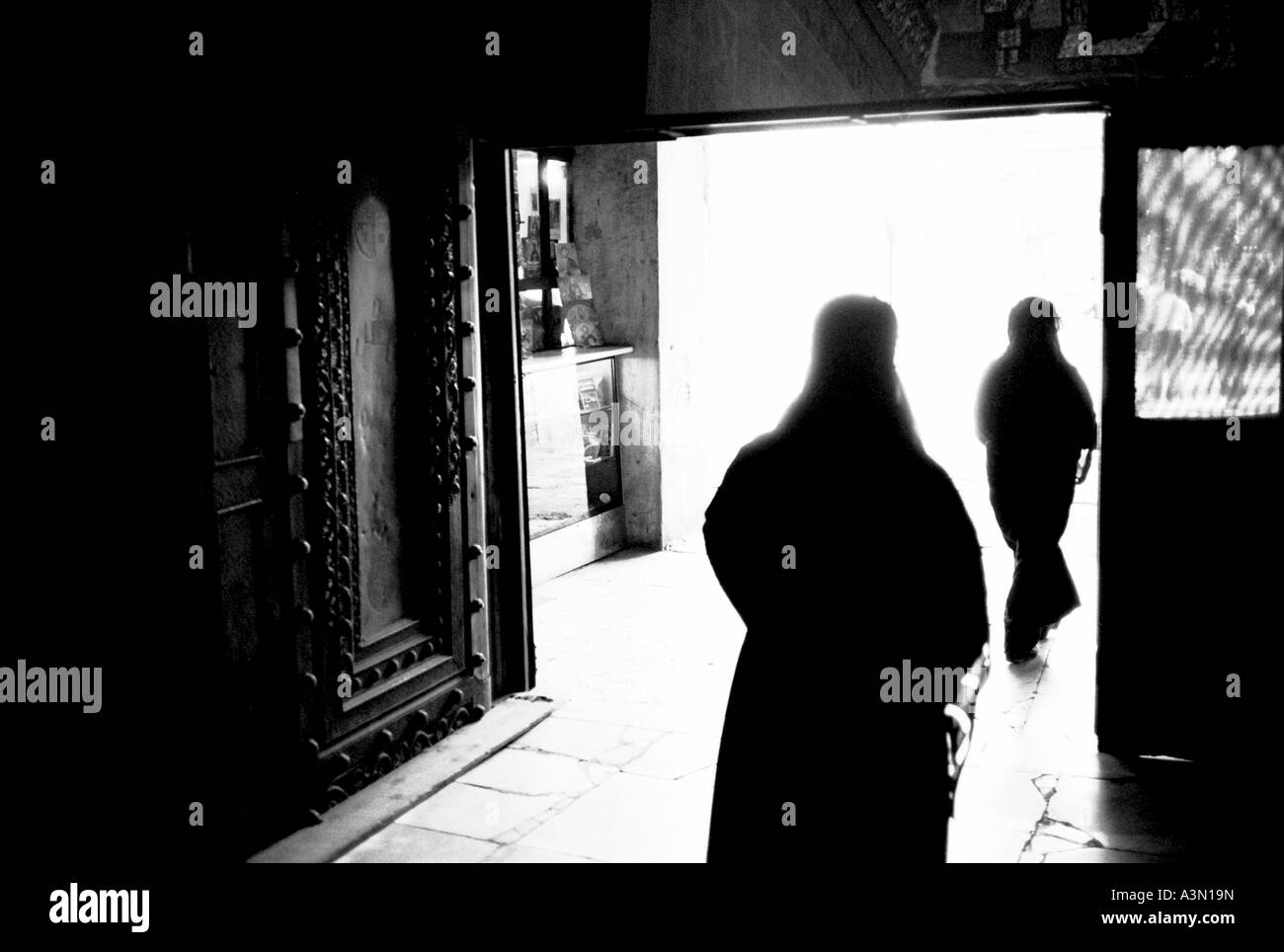 Turchia, Istanbul. Donna di entrare in una moschea Foto Stock