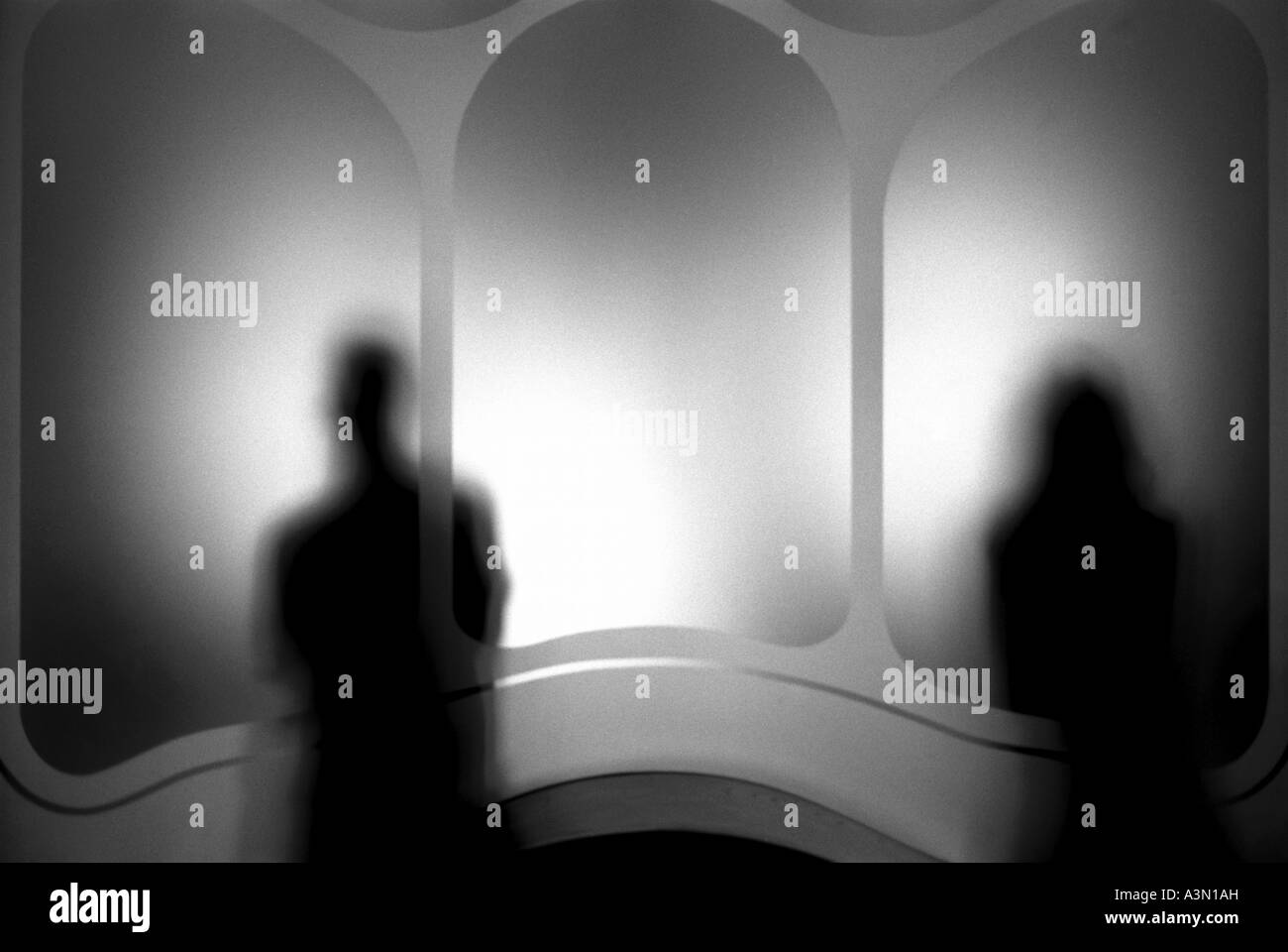 Silhouette di una coppia vista attraverso il vetro di una porta francese Foto Stock