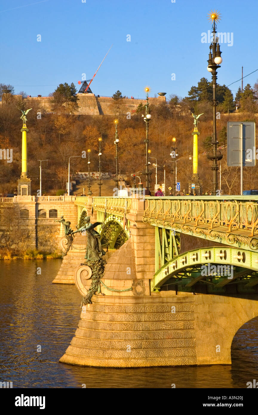 Più Cechuv Bridge con il metronomo in Letenske Sady park nel centro di Praga Repubblica Ceca UE Foto Stock