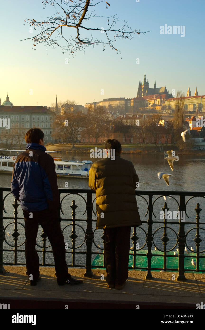 I turisti lungo il fiume Vltava nel centro di Praga, la capitale della Repubblica ceca UE Foto Stock