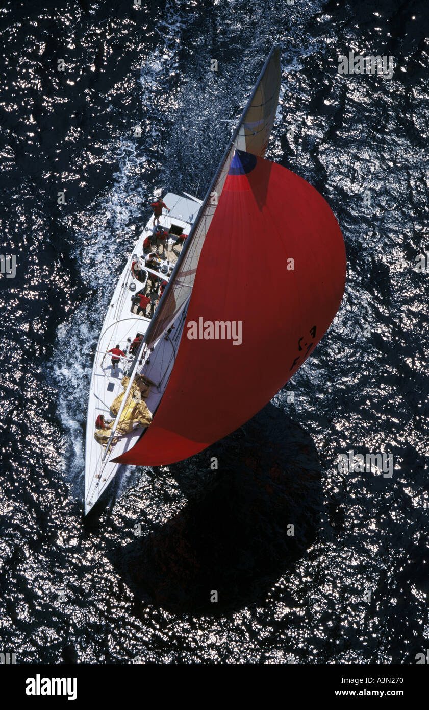 Barca da regata vele giù il vento sotto spinnaker rosso Foto Stock