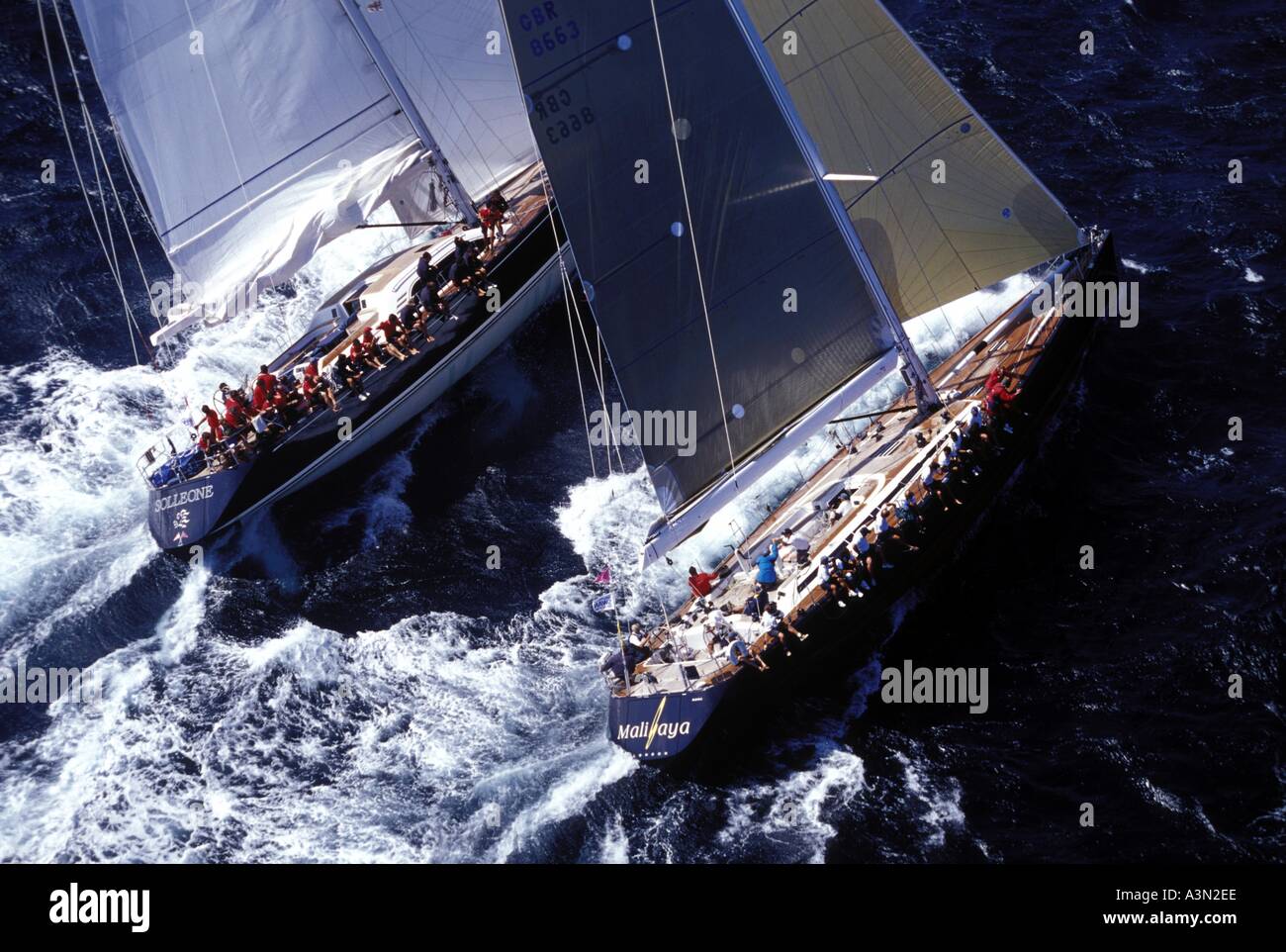 Due lussuosi yacht Swan match racing controvento Foto Stock