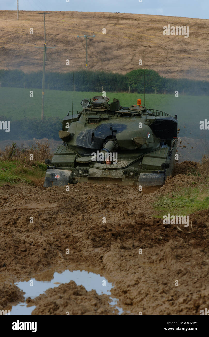 Chieftan serbatoio in azione nel campo fangoso a Bude . Cornovaglia Foto Stock