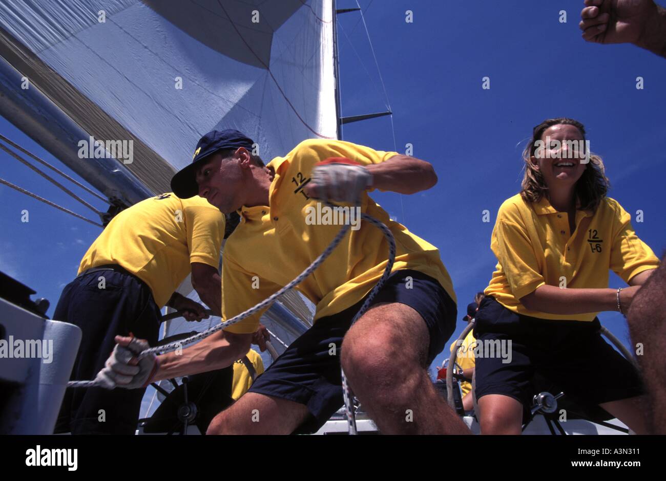 Close up di equipaggio sulla barca da regata Foto Stock