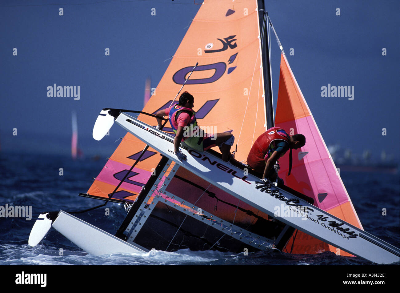 Equipaggio su un Hobie 16 appendere su dopo il loro naso tuffarsi in acqua Foto Stock