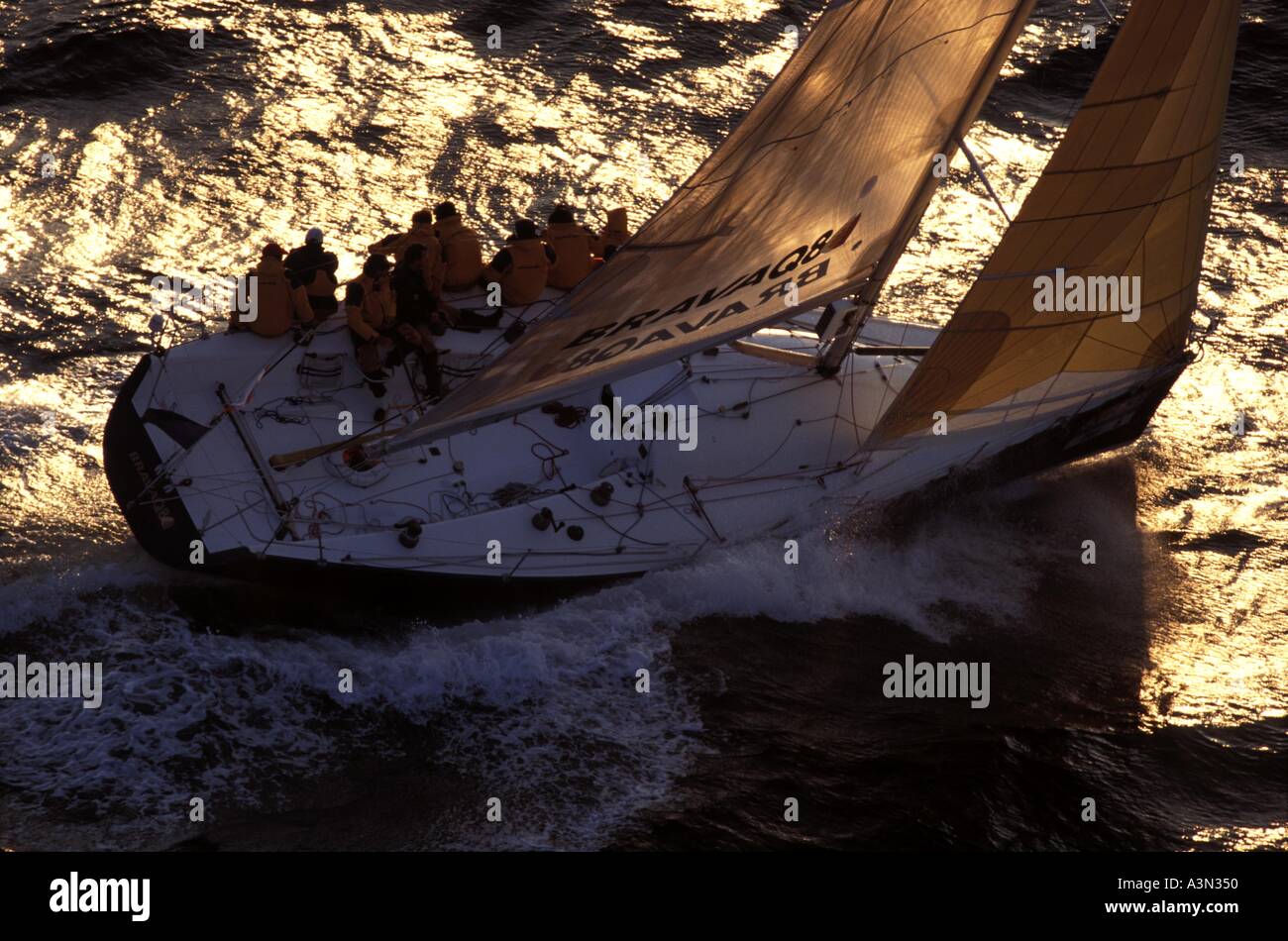 Noleggio barca a vela al tramonto nella gara di Fastnet Foto Stock