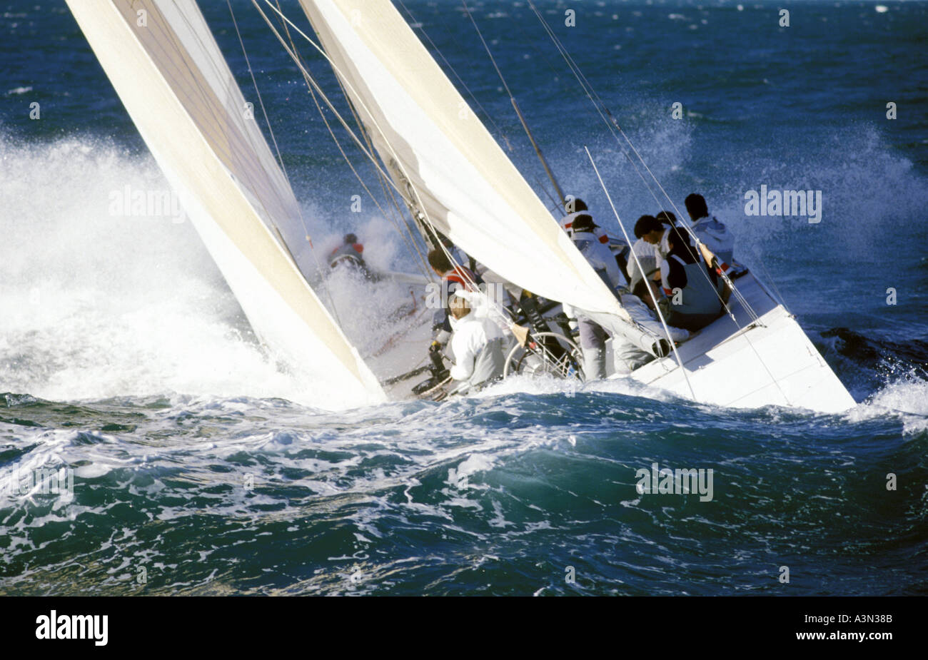 12m yacht crociato bianco a schiantarsi sulla grandi onde e mari Foto Stock