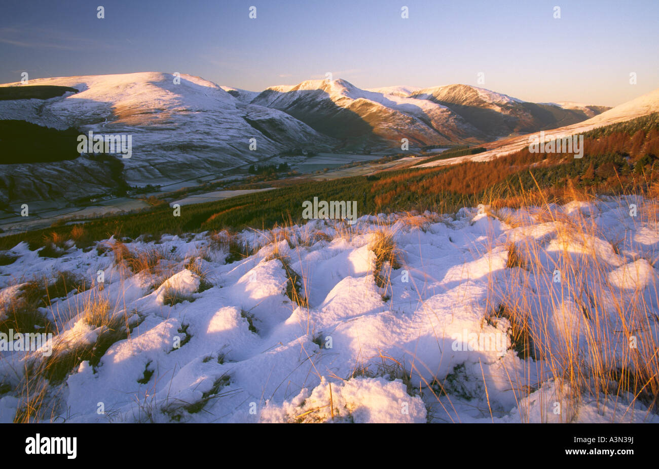 Panoramica paesaggio invernale cercando attraverso Moffat Dale a una neve sella rivestita la forcella in Moffat colline vicino al tramonto Scozia UK Foto Stock