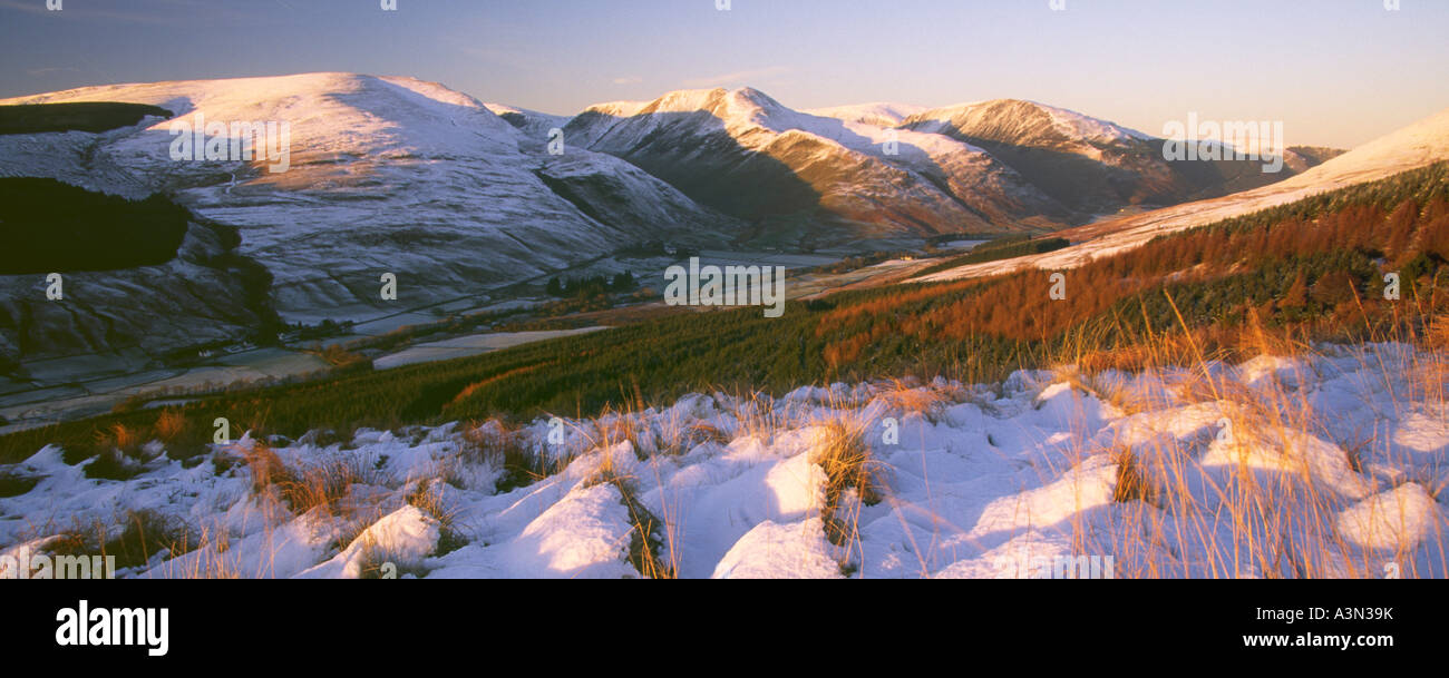 Scenic panoramico paesaggio invernale cercando attraverso Moffat Dale a una neve sella rivestita la forcella in Moffat colline vicino al tramonto Scozia Scotland Foto Stock