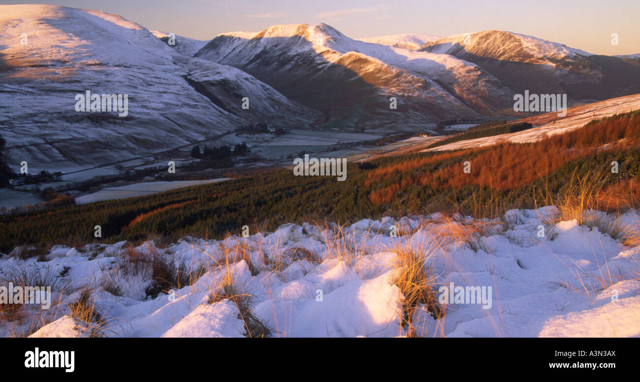 Panoramica paesaggio invernale cercando attraverso Moffat Dale a una neve sella rivestita la forcella in Moffat colline vicino al tramonto Scozia UK Foto Stock