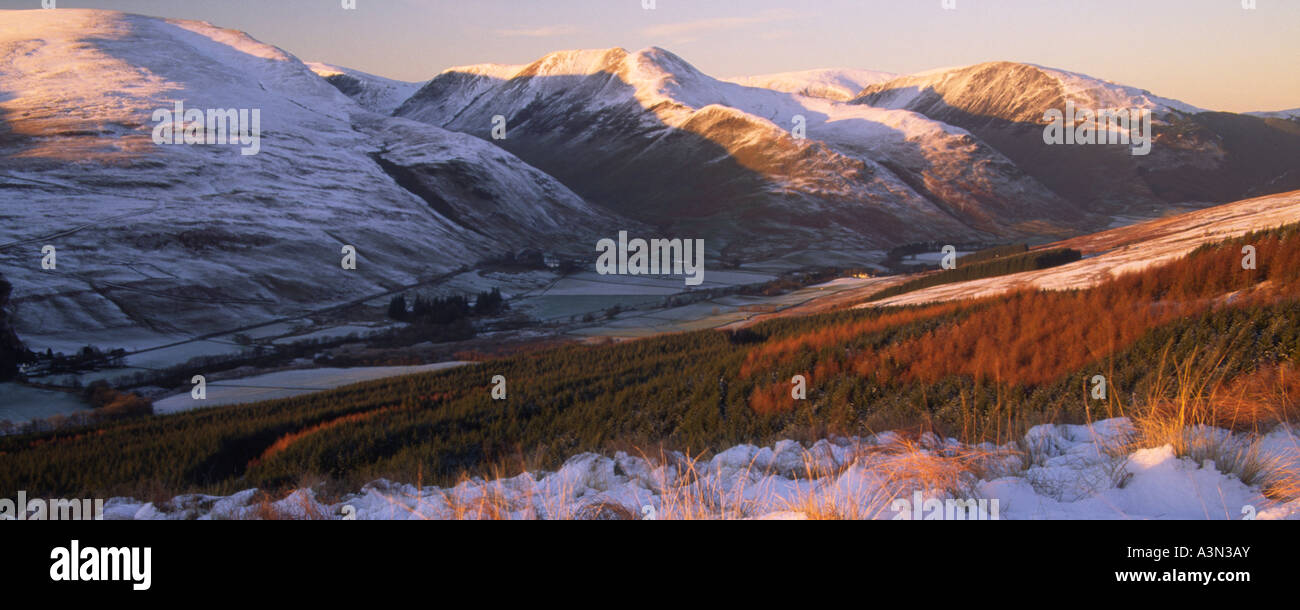 Panoramica paesaggio invernale cercando attraverso Moffat Dale a una neve sella rivestita la forcella in Moffat colline vicino al tramonto Scozia UK Foto Stock