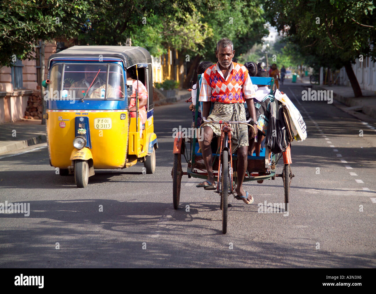 Scena di strada con un Tuk Tuk e rickshaw trasporti, Pondicherry, India del Sud. Foto Stock