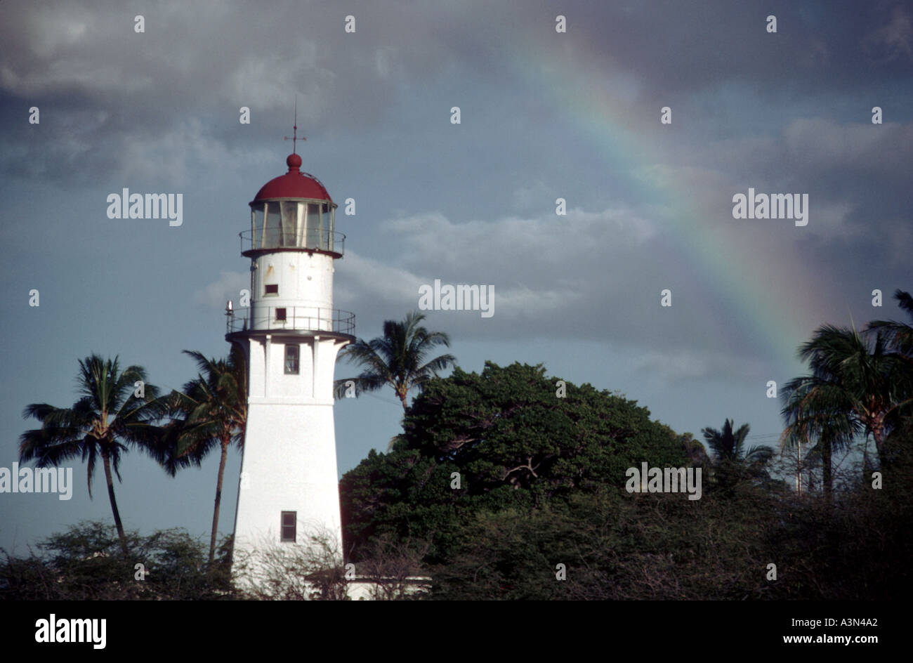 Rainbow su bianco faro in Hawaii Foto Stock