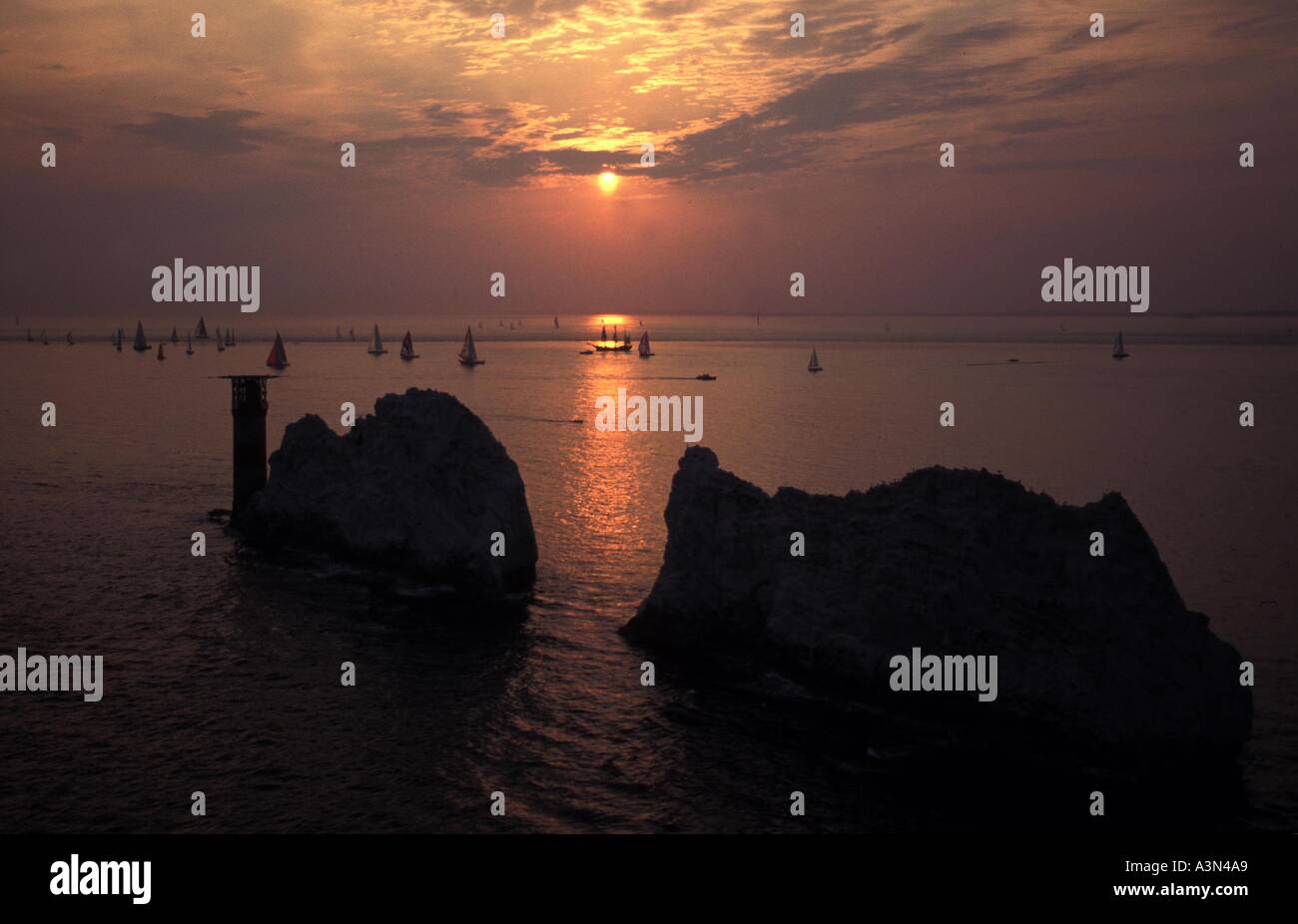 Yachts racing al tramonto fuori gli aghi Isle of Wight REGNO UNITO Foto Stock