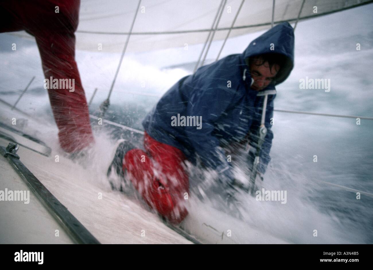 A bordo di yacht a vela mare mosso Foto Stock