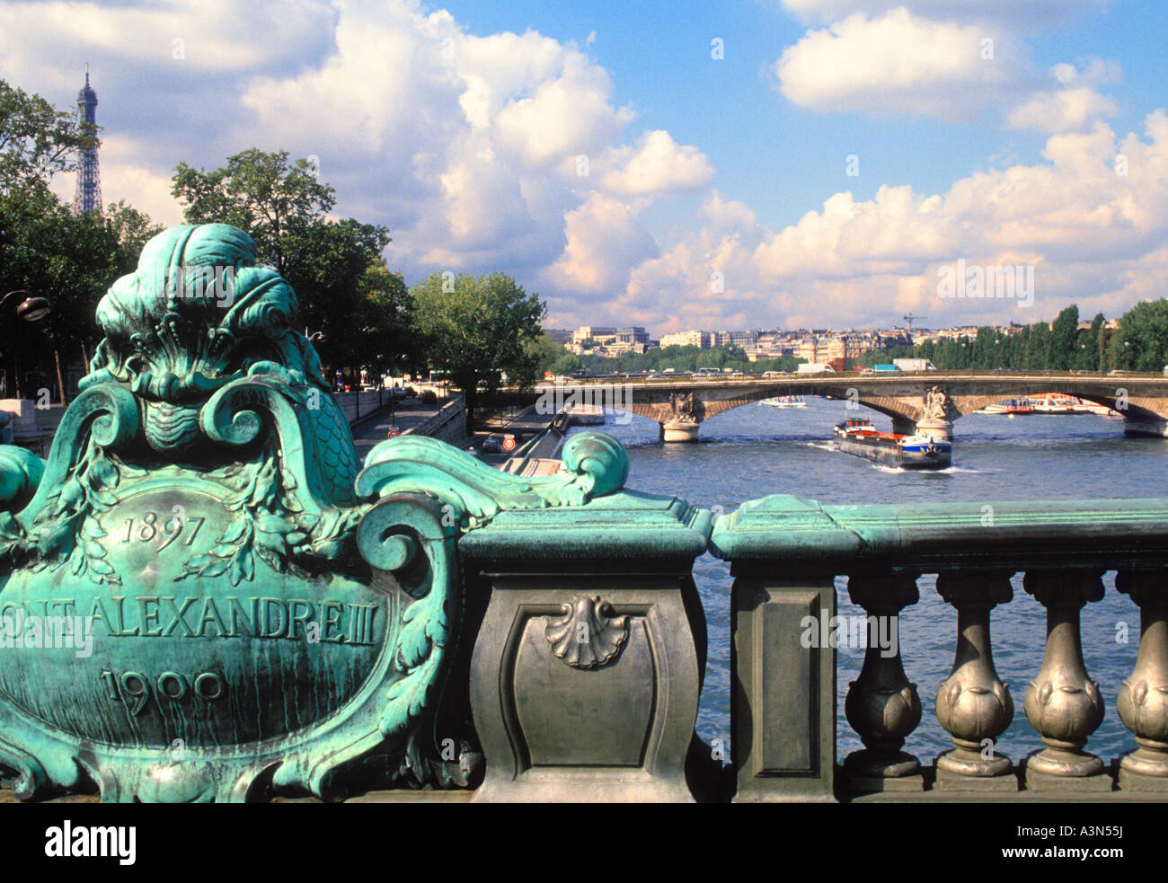 Parigi, Pont Alexandre III, Senna. Art Nouveau, stile Beaux Arts, ponte Belle Epoque che collega la riva sinistra e destra. Torre Eiffel, Francia Foto Stock