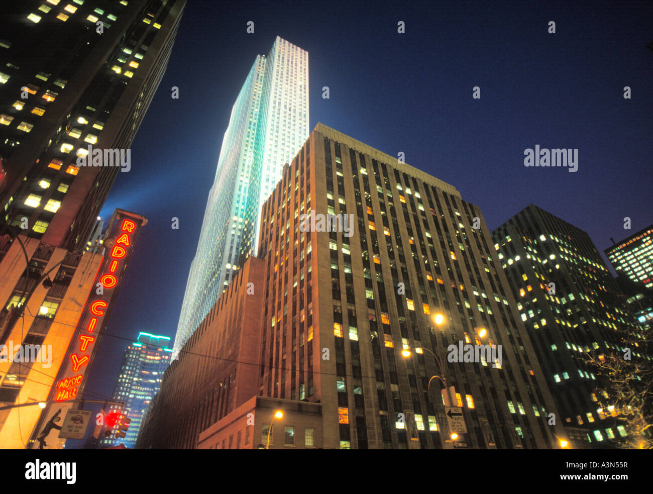 Rockefeller Center radio City Music Hall e il Comcast Building, (30 Rockefeller Plaza), (30 Rock), visto da 6th Avenue di notte. New York City, USA Foto Stock