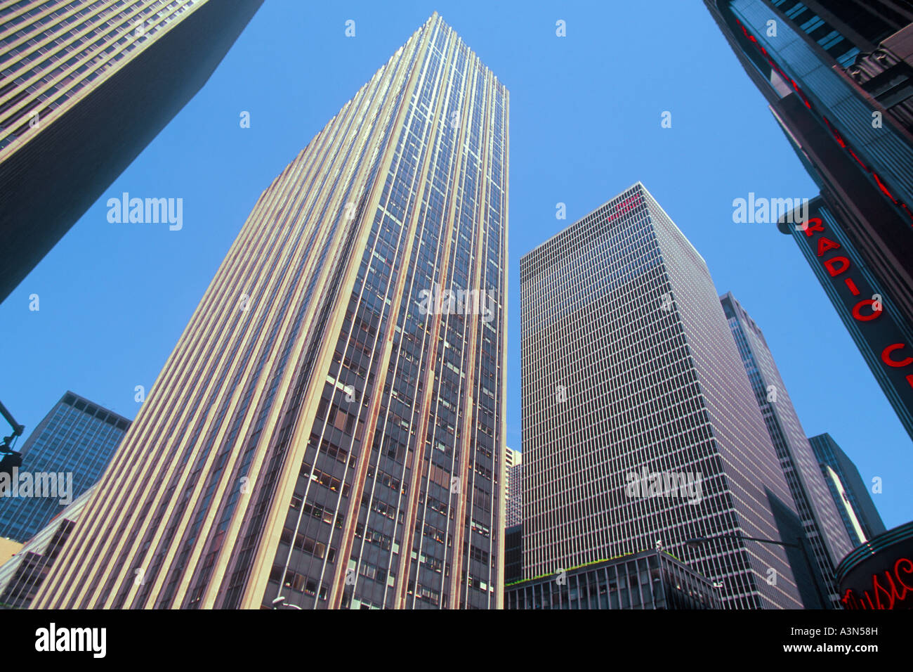 I torreggianti grattacieli di New York City sulla 6th Avenue nel centro di manhattan. Radio City Music Hall. Vista sulla strada. Designato punto di riferimento di New York City nel 1978. Foto Stock