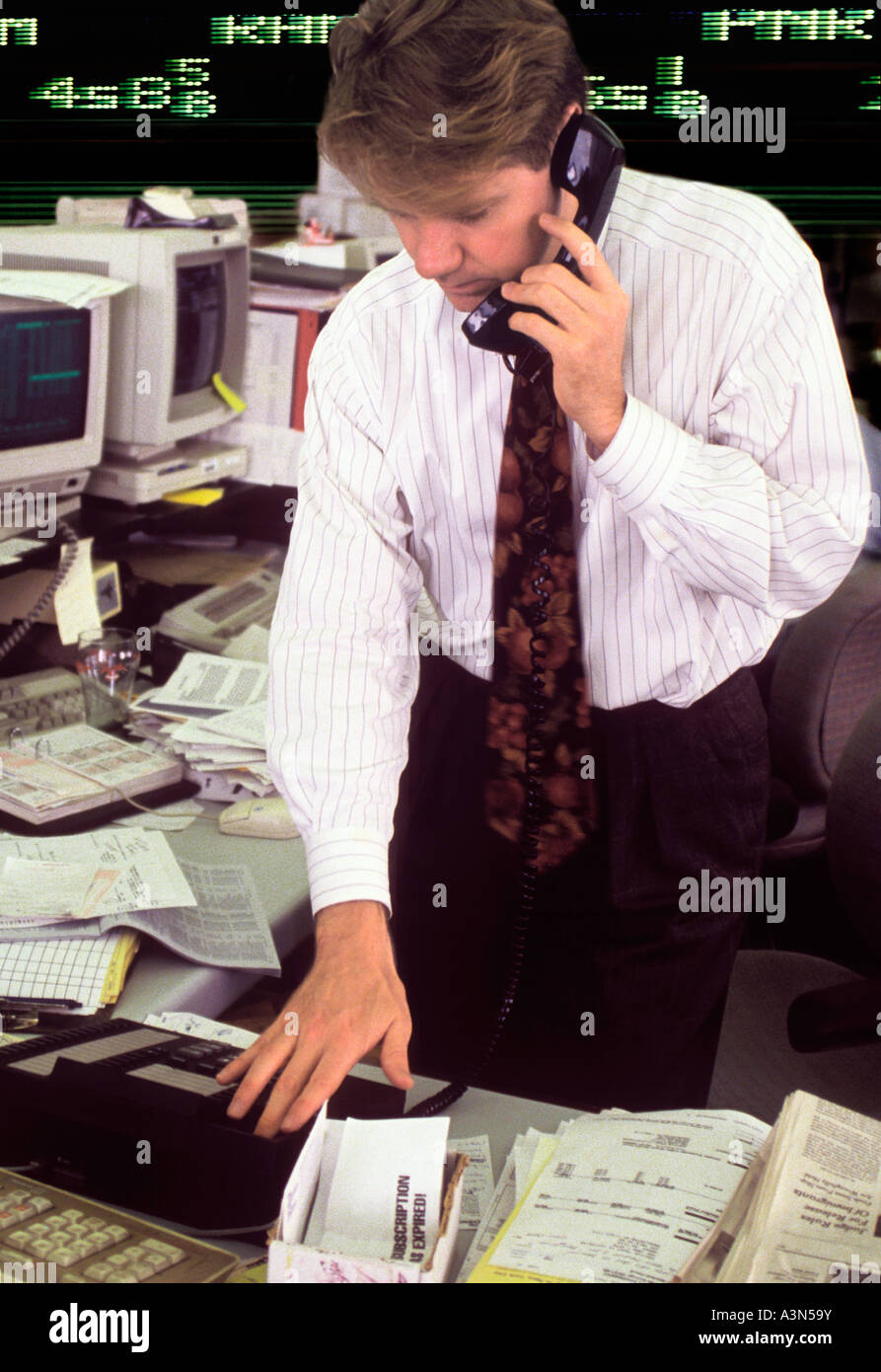 Consulente finanziario di Wall Street. Agente di borsa di New York in ufficio al telefono. Ufficio di intermediazione. Borsa di New York. Finanza ed economia Foto Stock